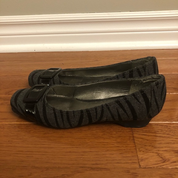 Liz Claiborne Zebra Print Flats - Picture 2 of 2